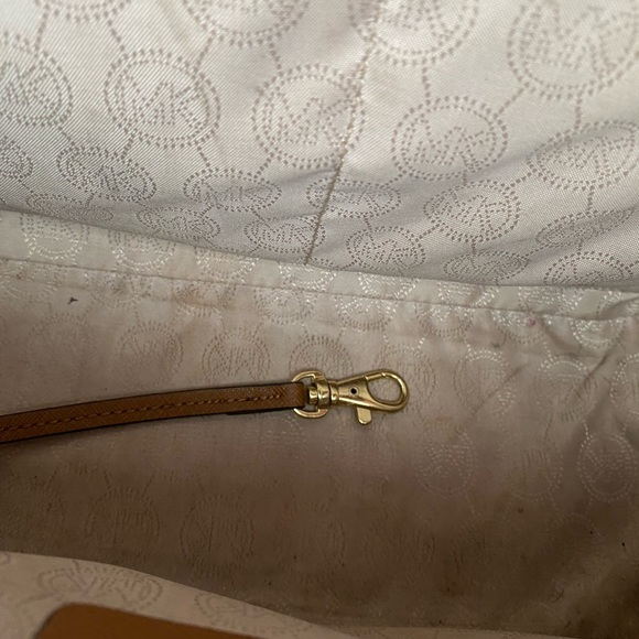 MICHAEL KORS Medium Selma Bag in Tan - Picture 8 of 13